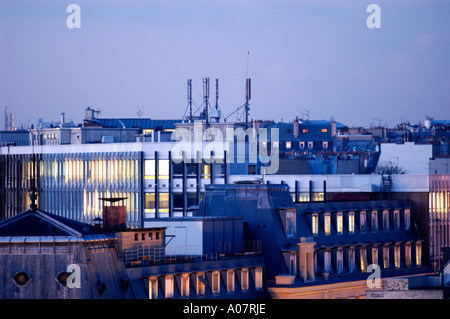 Parigi Francia, Panoramica, Vista aerea, paesaggio urbano, con antenne di relè del telefono cellulare sui tetti nel centro della città al crepuscolo Foto Stock