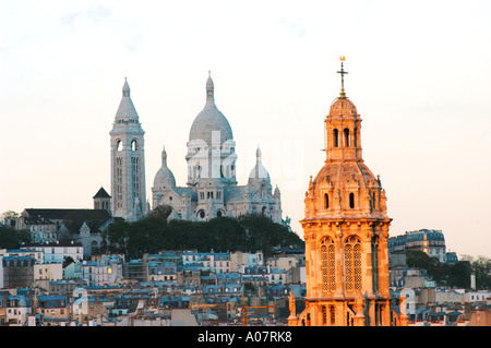 Parigi Francia, panoramica 'sacro Coeur" Basilica sulla collina di Montmartre con "Chiesa della Santa Trinità' Cityscape, paesaggi urbani, New Scenic 5 posti Foto Stock