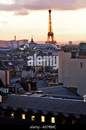 Parigi Francia, paesaggio urbano Panoramica della Torre Eiffel al tramonto 'paesaggi urbani' Città europee aeree 'dall'alto prospettiva', tetti di Parigi, Scenic Foto Stock