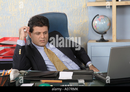 CEO lavorando nel suo ufficio in cabina business suit Foto Stock
