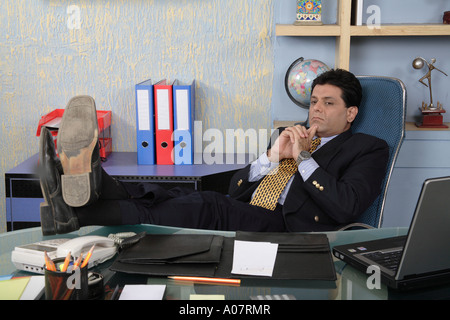 CEO lavorando nel suo ufficio in cabina business suit Foto Stock