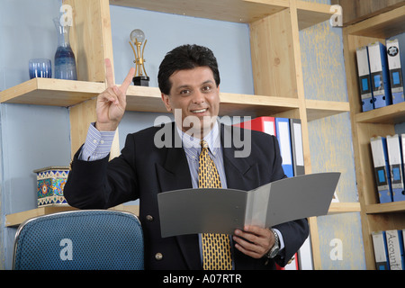 CEO buona lettura relazione nel suo ufficio in cabina business suit Foto Stock