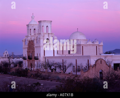 San Xavier Prenotazione, AZ: San Xavier del Bac in missione in pre-alba pastello chiaro Foto Stock