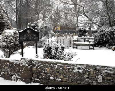 Giardino della Rimembranza nella neve alla Chiesa di Tutti i Santi di Banstead Surrey in Inghilterra Foto Stock