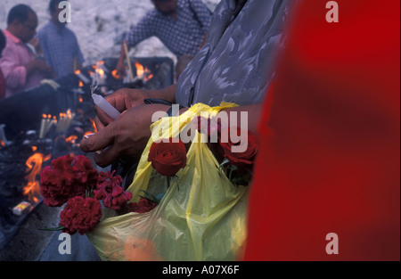 Religione Il cattolicesimo persone impegnate nella cerimonia rituale di preghiera e di culto fede candele fiori di Rio de Janeiro in Brasile Foto Stock