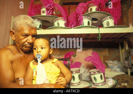 Preparazione per la sfilata delle scuole di samba la famiglia a casa in baraccopoli Mangueira Il Carnevale di Rio de Janeiro in Brasile Foto Stock