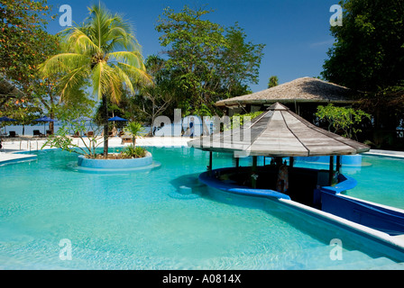 La piscina e il bar in piscina a Siladen Island Resort parco marino di Bunaken Nord Sulawesi Indonesia Foto Stock