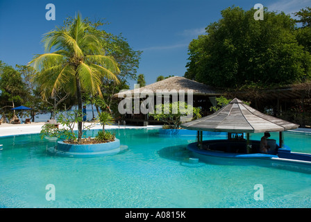 La piscina e il bar in piscina a Siladen Island Resort parco marino di Bunaken Nord Sulawesi Indonesia Foto Stock