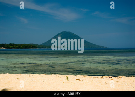 Spiaggia a Siladen Island Parco Marino di Bunaken Nord Sulawesi con vista sull'Isola di Manado Tua Indonesia Foto Stock