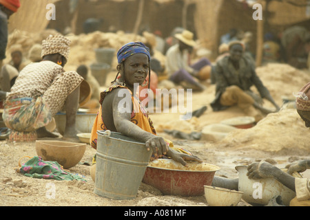 Donna panning per oro in Gold Rush nel nord del Sahel in Burkina Faso Foto Stock