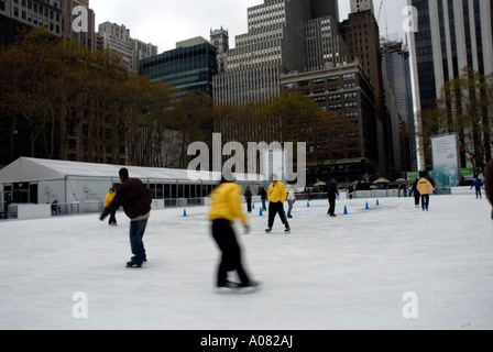 Temporaneo di pista di pattinaggio su ghiaccio Bryant Park New York NY USA America Foto Stock