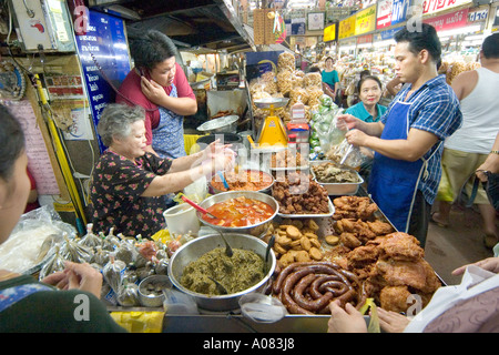 Stallo del mercato vendono la carne cotta salsiccia pesce e cibi fritti in Chaing Mai Thailandia Foto Stock