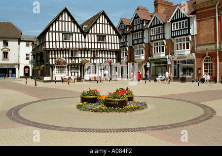 Luglio 1996: piazza del mercato, nero e bianco edificio, Evesham, Worcestershire, Vale of Evesham, England, Regno Unito, Europa Foto Stock