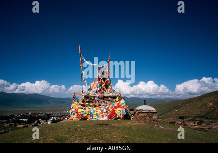 5 agosto 2006 - bandiere di preghiera a Chöde Gompa monastero a Litang, Sichuan settentrionale Foto Stock