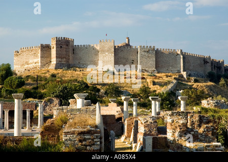 Antica cittadella sta di guardia al tramonto, su St Johns Basicila, su di una collina sopra Selcuk, Turchia. DSC 6888 Foto Stock