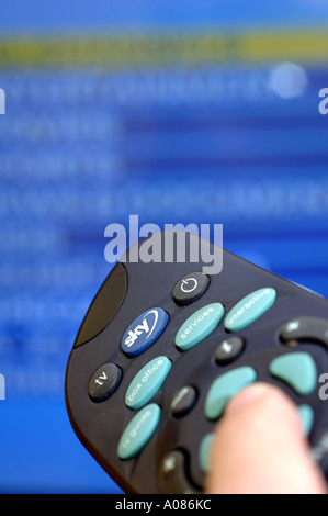 Televisione via satellite Sky remote controller a mano Foto Stock