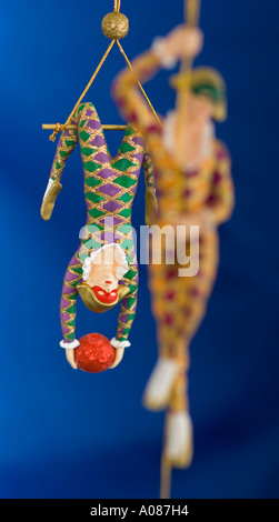 Albero di Natale decorazioni su sfondo blu Foto Stock