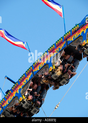 Roller Coaster piloti appendere su come essi sono inviati a testa in giù attraverso il loop principale Foto Stock