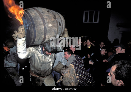 Tar festival canna Ottery St Mary Foto Stock