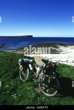 dh biciclette parcheggiate spiaggia BIRSAY BAY ORKNEY SCOTLAND bicicletta pushbike al di fuori delle isole scozzesi vacanza in bicicletta regno unito Foto Stock