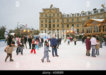 Eislaufbahn in München am Stachus, pattinaggio invernale a Monaco di Baviera Germania Foto Stock