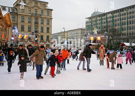 Eislaufbahn in München am Stachus, pattinaggio invernale a Monaco di Baviera Germania Foto Stock