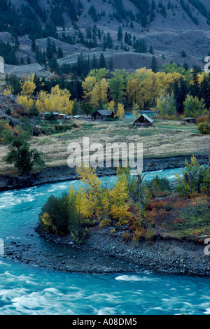 Un antico casolare lungo il fiume Chilcotin in Farewell Canyon nel Cariboo regione della Columbia britannica in Canada in autunno Foto Stock