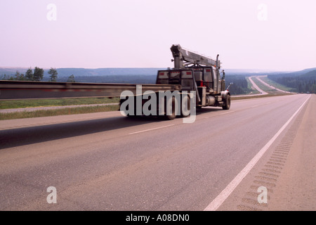 Autocarro pesante la guida su autostrada a quattro corsie 63 da Fort McMurray all'Athabasca Tar Sands, Alberta, Canada Foto Stock