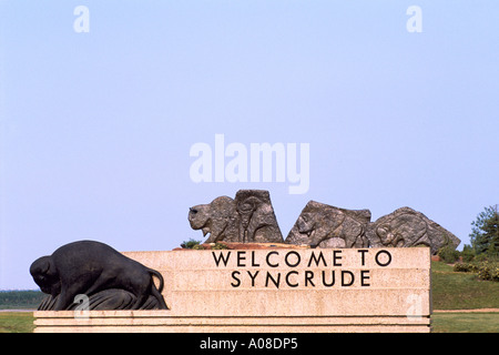 Moderna in pietra scultura in legno Bison Gateway di Syncrude Athabasca Tar Sands, vicino a Fort McMurray, Alberta, Canada Foto Stock