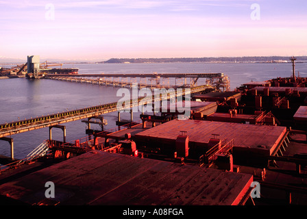 Una nave Ocean-Going caricamento di carbone a terminali di Westshore at Roberts Bank vicino a Vancouver in British Columbia Canada Foto Stock