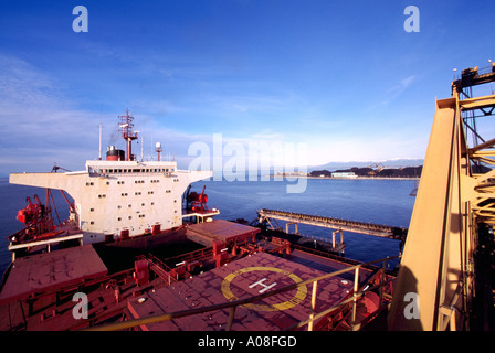 Una nave Ocean-Going caricamento di carbone a terminali di Westshore at Roberts Bank vicino a Vancouver in British Columbia Canada Foto Stock