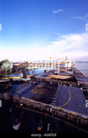 Una nave Ocean-Going caricamento di carbone a terminali di Westshore at Roberts Bank vicino a Vancouver in British Columbia Canada Foto Stock