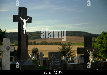 Cimitero in una zona rurale smalltown in Moravia Repubblica Ceca Foto Stock