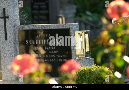 Fiori nella parte anteriore di un oggetto contrassegnato per la rimozione definitiva in un cimitero in Moravia Repubblica Ceca Foto Stock