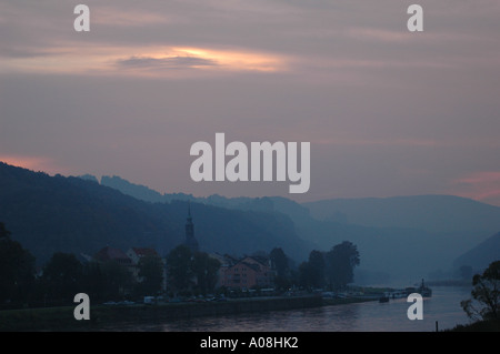 Alba sul fiume Elba Bad Schandau Svizzera Sassone Germania Foto Stock