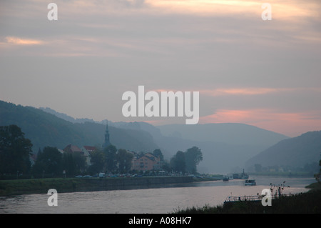 Alba sul fiume Elba Bad Schandau Svizzera Sassone Germania Foto Stock