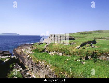Dh Midhowe Broch ROUSAY ORKNEY ferro bronzo medievale fortificato Eynhallow broch suono pietra preistorici rovina Foto Stock