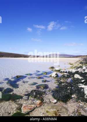 Dh Waulkmill Bay ORPHIR ORKNEY Scottish Shore rocce di sabbia e spiaggia di sabbia della baia mare blu cielo gran bretagna Foto Stock