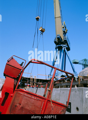 Gru di grandi dimensioni che posiziona una sezione della chiglia di una nave su uno scivolo del cantiere, Wallsend, Tyneside, Tyne & Wear, Inghilterra, Regno Unito negli anni '90 Foto Stock