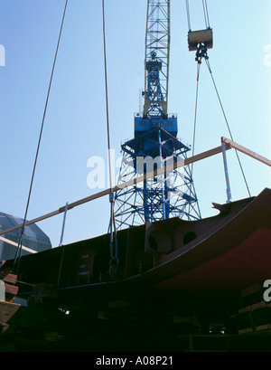 Gru di grandi dimensioni che posiziona una sezione della chiglia di una nave su uno scivolo del cantiere, Wallsend, Tyneside, Tyne and Wear, Inghilterra, Regno Unito negli anni '90 Foto Stock