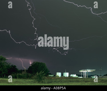 Un fulmine rispetto alla benzina i serbatoi di stoccaggio in Oklahoma City, Stati Uniti d'America Foto Stock