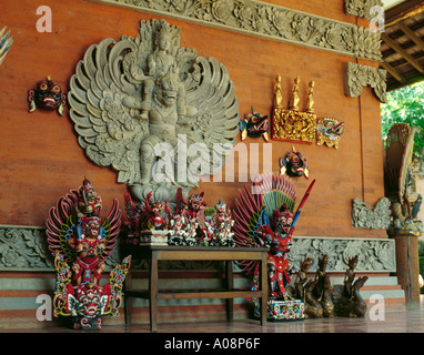 Visualizzazione di artigianato locale e di parete ornata di decorazione su una casa, Bali, Indonesia, in Asia. Foto Stock