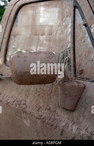 Un camion coperto di fango dopo essere stati usati off road Foto Stock