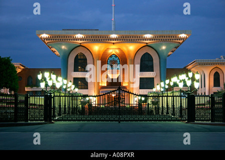Oman Sultanspalast in Muscat bei Nacht, Oman Muscat Palazzo del Governo di Sultan Qaboos Qasr al misutsu portale di ingresso di notte li Foto Stock