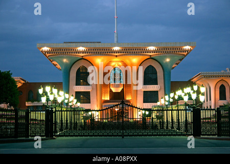 Oman Sultanspalast in Muscat bei Nacht, Oman Muscat Palazzo del Governo di Sultan Qaboos Qasr al misutsu portale di ingresso di notte li Foto Stock