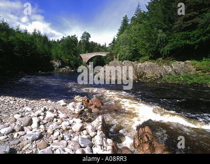 dh Daltulich Bridge FINDHORN RIVER MORAY SCOZIA River Trees rapide glen Foto Stock