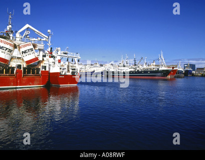 Dh Harbour FRASERBURGH ABERDEENSHIRE scozzese Grande barca da pesca a quayside scozia deep sea trawler barche Foto Stock