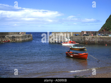 Dh PENNAN ABERDEENSHIRE Harbour con piccole imbarcazioni Foto Stock