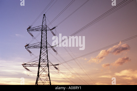 Pilone di elettricità al tramonto nelle Highlands scozzesi Foto Stock