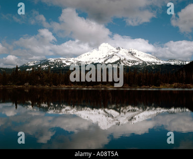 Rotto Top mountain visto dalla parte riflettente tranquille acque del lago di scintille nella cascata montagne di Oregon Foto Stock